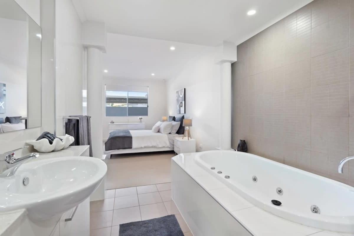 Gallery 4 145 Hindmarsh Road - Byo Linen Apartment
